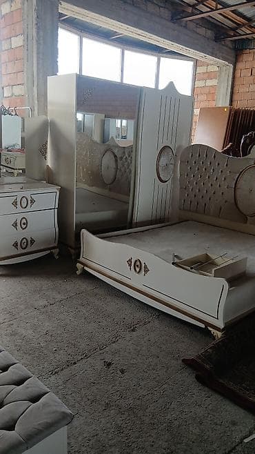 uşaq ucun divan: - Qırmızı rəngli, modern dizaynlı divan. Yumşaq toxumalı parça üzlük — 10