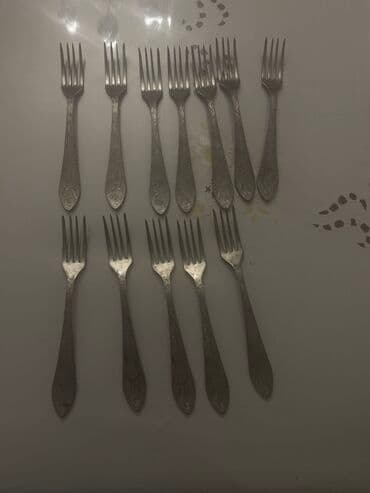 çəngəl qaşıq dəstləri: On iki ədəd gümüşü rəngli çəngəl dəsti. Hər bir çəngəlin üzərində — 1