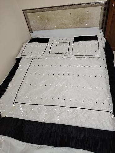 Istifadə edilib.Ağ və qara rəngdədir.Qiymət 80 AZN-dir