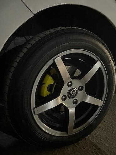 Toyota üçün orijinal üslubda 5 küllü yüngül lehimli disklər və şin lalafo.az -da Toyota üçün orijinal üslubda 5 küllü yüngül lehimli disklər və şin