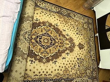 Döşəmə: Klassik üslublu xalça (Yun xalca) - Rəng palitrası: bej, qızılı — 2