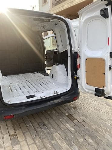 byd 2 ci el: Ford Transit Courier yük furgonu - Kuzov: ağ rəngli, iki arxa qapılı — 9