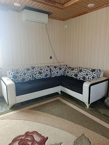 ручной гибочный инструмент: L‑formal L‑şəkilli künc divan - Dizayn: ağ gövdə və qara oturacaq — 1