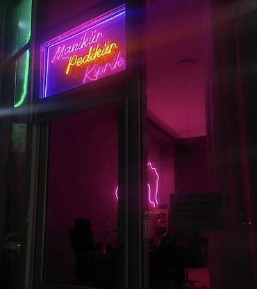 Moyka avadanlığı: Neon LED reklam lövhəsi – “Manikür • Pedikür • Kiprik” — 2