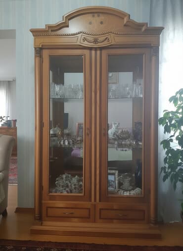 Şüşəli dolab vitrini