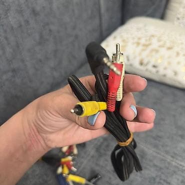 Кабели для аудио и видео: AV kabelləri dəsti Məhsulun tərkibi: - 3.5 mm TRRS (4-pole) kişi jack — 9