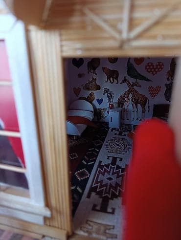 flo memar ecemi: Miniatür ev modeli, qırmızı damı və ətrafında hasarlı yaşıllığı ilə — 4