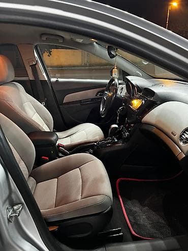 ufc 4 disk: Chevrolet Cruze: 1.4 l | 2014 il 2009000 km Sedan — 8