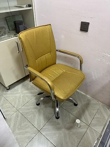 Qızılı rəngdə salon/ofis kreslosu - Material: parıltılı vinil dəri