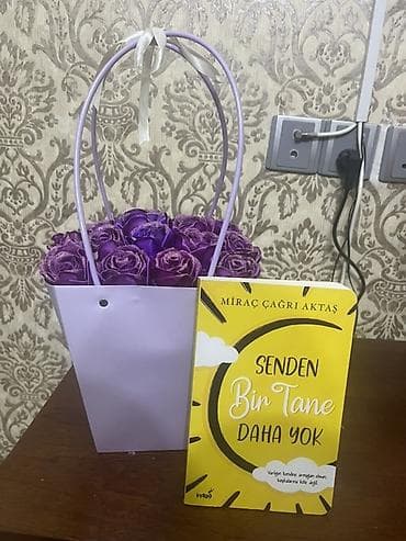 lentden gul buketi: Hədiyyə dəsti: dekorativ gül buketi və kitab - Bəzəkli bənövşəyi — 1