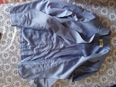 Пиджаки: Açıq mavi rəngli qadın blazeri. Bu blazer iki böyük qapaqlı cibə və ön — 1