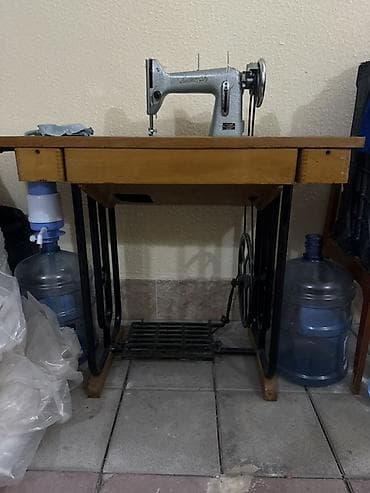 Ayaqla idarə olunan tikiş maşını və masası - Sənaye tipli, metal