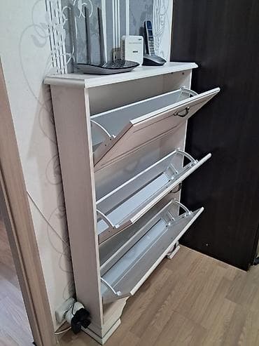 Ağ-açıq şam ağacı teksturasında, klassik üslubda üçbölməli ayaqqabı — 2