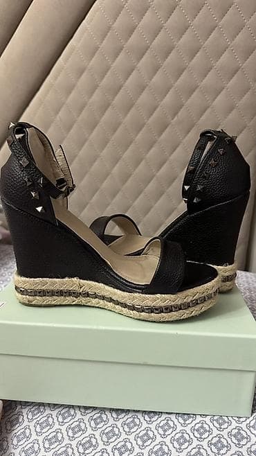 Qara rəngli platforma sandal – dabanı kəndir (jut) toxuması ilə at lalafo.az Qara rəngli platforma sandal – dabanı kəndir (jut) toxuması ilə