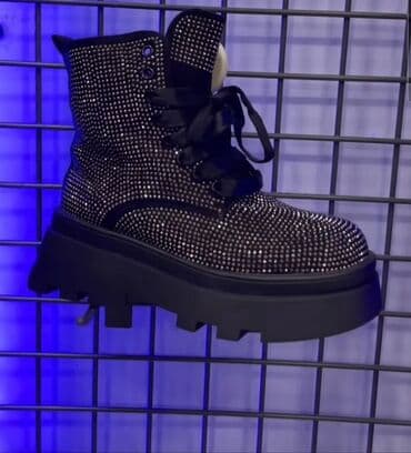 Qadın geyimləri: Qadınlar üçün parlaq bəzəkli platforma bot - Rəng: qara, hər tərəfi — 1