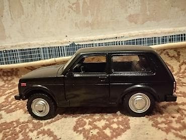 Model avtomobil – Lada Niva (VAZ 2121) miqyası 1:24-dür