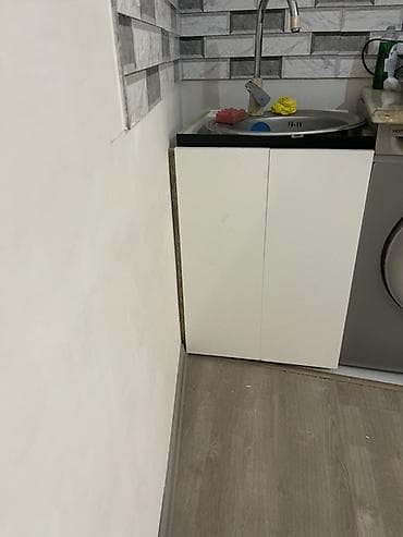 kuxna divan: Ağ rəngdə kompakt mətbəx mebel komplekti. Dəstə aşağı hissədə qapılı — 2