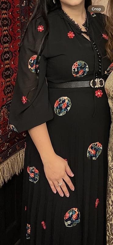 Baş geyimləri: Qadınlar üçün qara rəngli, çiçək naxışlı, plisəli maksi don. Bu zərif — 4