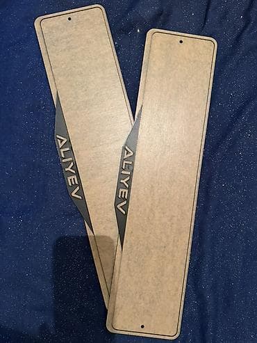 Yazilari qızılı renqdedir və kantlari da qaradir sadece üstündə