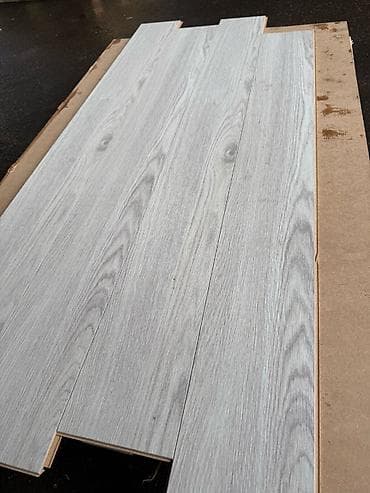 Açıq boz ağac teksturalı laminat döşəmə panelləri - Rəng və dizayn