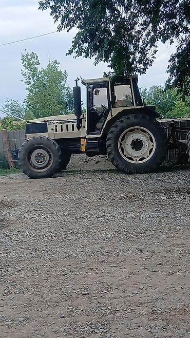 traktor qiymətləri: Ağ-qara rəng sxemli təkərli kənd təsərrüfatı traktoru. Kabinəli, geniş — 2