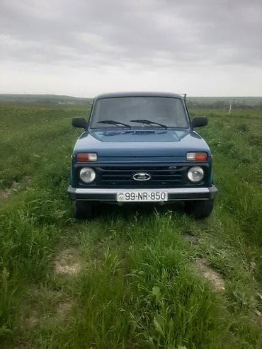 volkswagen tiguan 1: Lada Niva 4x4, mavi rəng. Korpus klassik kvadrat dizaynlı, ön qara — 1