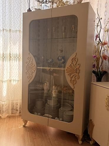 islenmis dolab: Vitrin şkaf – klassik dizaynlı, dekorativ oyma elementlərlə - — 4