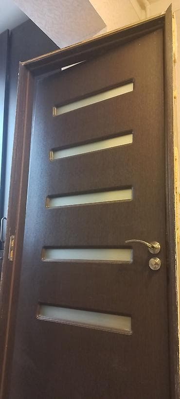 şüşə qapi: Qapı – daxili otaq qapısı - Rəng: tünd qəhvəyi (veneer/laminat — 3