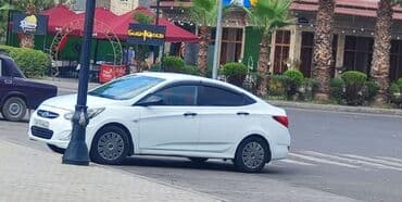 dörd göz maşın: Ağ rəngli sedan avtomobil - Kuzov: 4 qapılı sedan, kompakt ölçü — 1