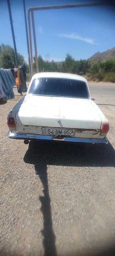 jeep az: Model: GAZ Volga (GAZ-24 seriyası) Kuzov: sedan, ağ rəng Nömrə nişanı — 7