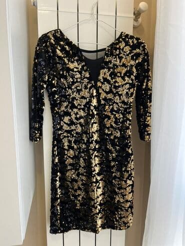 ziyafət geyimləri 2023: Qara-qızılı payetli kokteyl paltarı - Parlaq qızılı və qara — 1