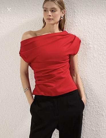 Qırmızı asimmetrik bluz - Model: bir çiyindən açıq, asimmetrik kəsim