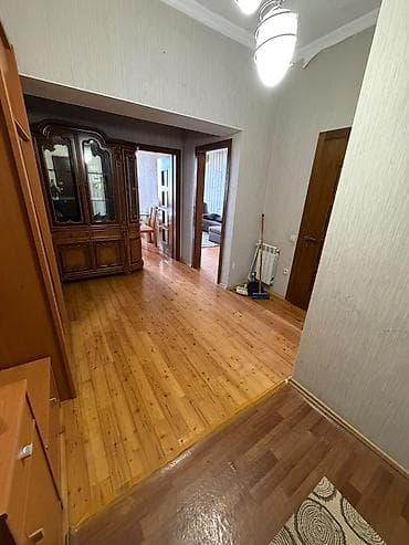 dernegul: 3 otaqlı, işıqlı mənzil. Planlama: geniş zal, 2 yataq otağı, ayrıca — 6