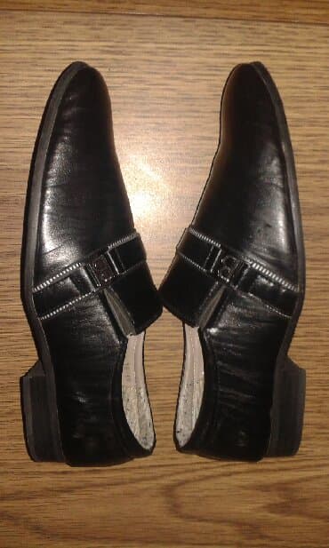 белые новые кеды: Teze ayaqqabidir. Geyilmeyib. Razmer 39. 
Whtsp var — 2