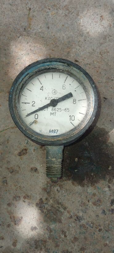 İnverterlər: Dairəvi metal korpuslu, ağ siferblatlı təzyiq ölçən. Siferblatda 0-dan — 2