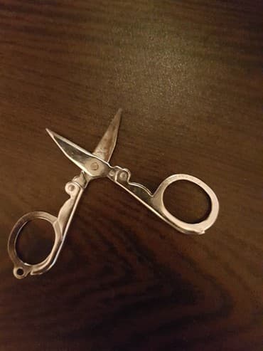 xarı bülbül icon: ● Qayçı ● Nerj. Uzunluğu : 8 sm. Qiyməti : 5 azn — 2