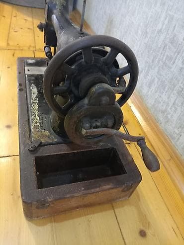 kolleksiyalar: Antik mexaniki tikiş maşını – əl ilə fırladılan - Korpus: tökmə — 2