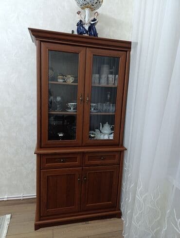 Şüşəli dolab vitrini, Yeni