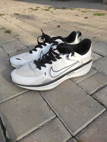 Daewoo: Nike Pegasus “Air Zoom” qaçış krossovkaları - Rəng: ağ üzərində qara — 2