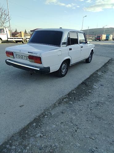 13 diskler: Lada 2107, ağ rəng, sedan kuzov. Arxa ötürücülü klassik model. 4 qapı — 3