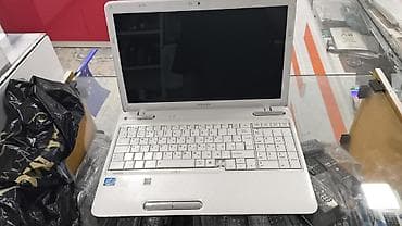 Toshiba noutbuk – ağ korpus, tam ölçülü klaviatura və ayrıca rəqəmsal