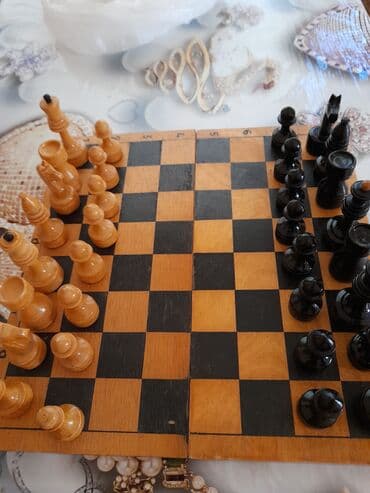 Dəbilqələr: Bu şahmat dəsti klassik dizaynda hazırlanmış taxta fiqurlardan və — 6
