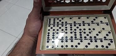 idman şort: Taxta qutuda domino dəsti - Klassik “Dominoes” yazılı taxta qutu — 5
