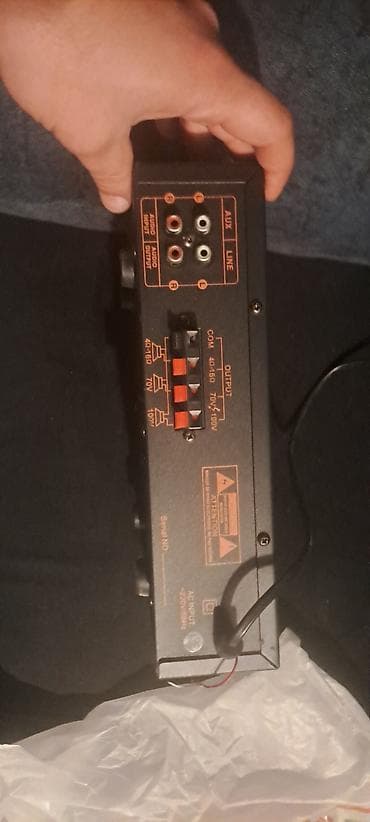 Kompakt audio gücləndirici Xüsusiyyətlər: - Girişlər: AUX/LINE (RCA