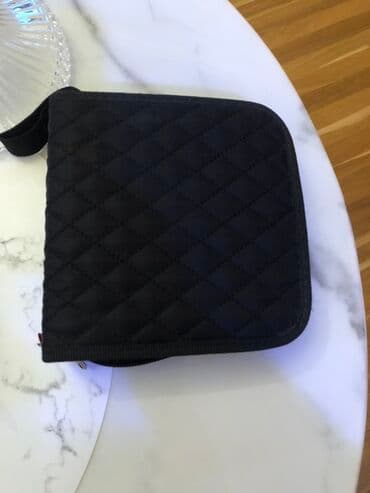 CD, DVD disklər və kassetlər: Qara rəngli, kvadrat formalı CD/DVD daşıma və saxlamaya çantası. - — 1