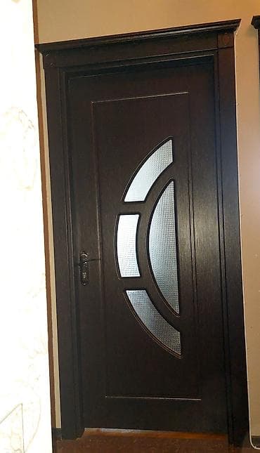 qapi dekoru: 2ədəd şüşəli, 1ədəd sadə(şüşəsiz) qapı. Qapılar əla vəziyyətdədir — 1