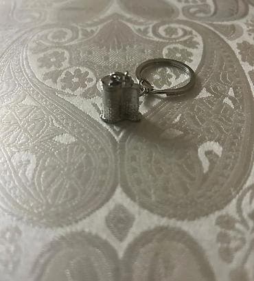 qapi ustu asmalar: Bu açar zənciri Bakının simvolu olan Alov Qüllələrinin miniatür — 3