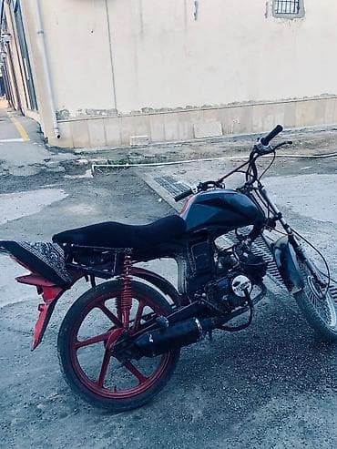 KUBERD markalı kiçik həcmli benzinli motosiklet. Xüsusiyyətlər: - Tək