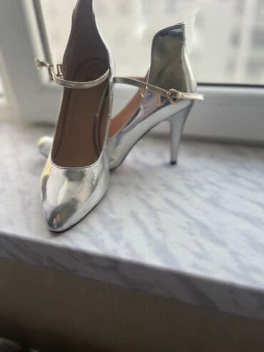 женские толстовки на молниями: Туфли, Размер: 39, цвет - Серебристый, Б/у — 1