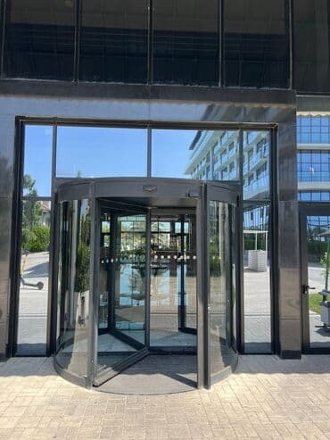 сейфовая входная дверь: Fırlanan qapı, böyük binaların və ticarət mərkəzlərinin girişləri üçün — 2